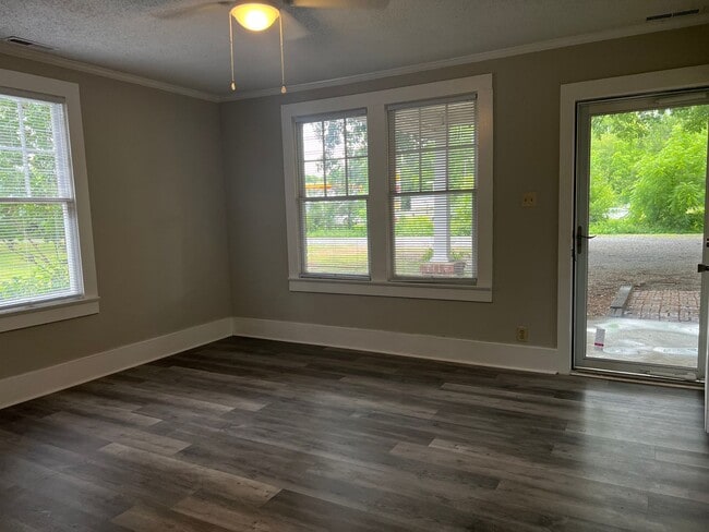 Foto del edificio - Newly Updated All-Brick Home in Growing Newport!