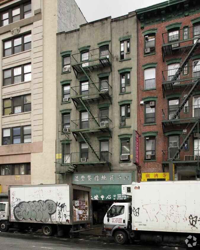 Primary Photo - 19 Allen St