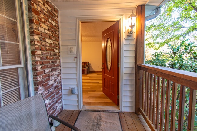 Entry - 4747 Knollwood Dr NW