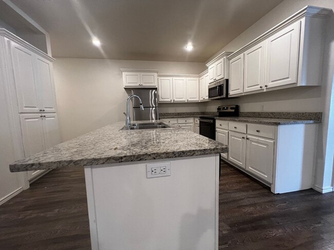 Building Photo - AUGUST PRE-LEASE! Spacious Townhome