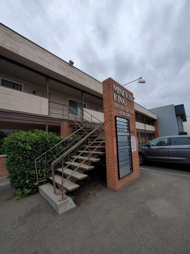 Foto del edificio - 1640 W Mineral King Ave