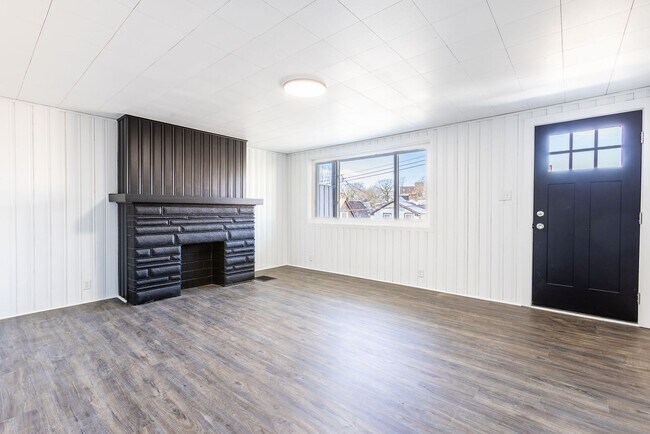 Building Photo - Available May - Fully Renovated 3 Bedroom ...