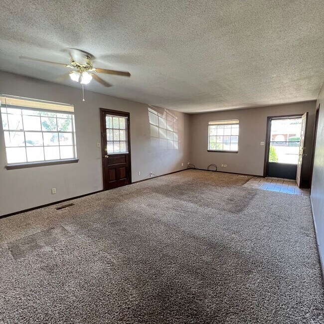 Foto del edificio - AVAILABLE NOW!