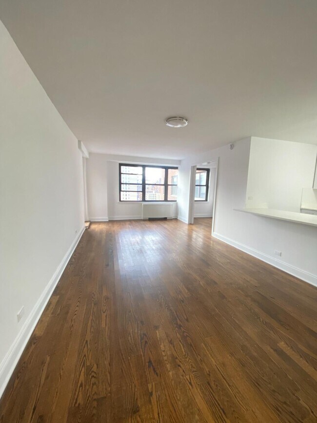 Building Photo - 240 E 82nd St