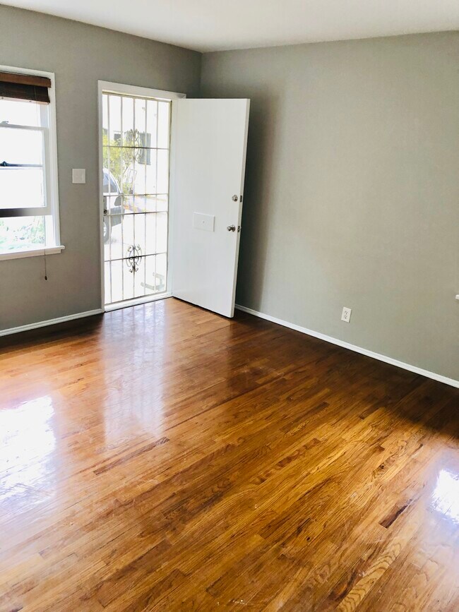 Foto del edificio - 853 N Fuller Ave