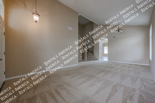 Building Photo - 5 bedrooms/ 3 bathrooms!