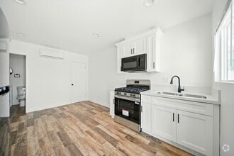 Building Photo - 523 W 78th St