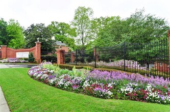 Building Photo - 25316 Plantation Dr NE