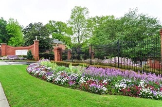 Building Photo - 25316 Plantation Dr NE