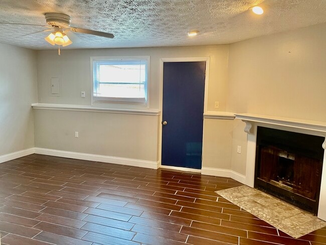 sala de estar en la planta baja - 5042 Magnolia Blossom Blvd