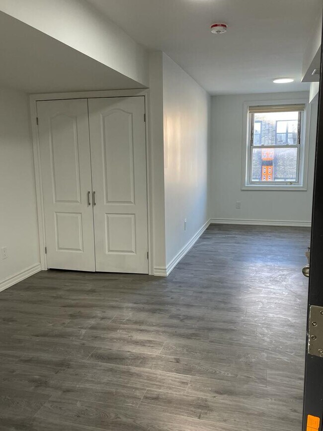 Building Photo - 5 Simcoe St S