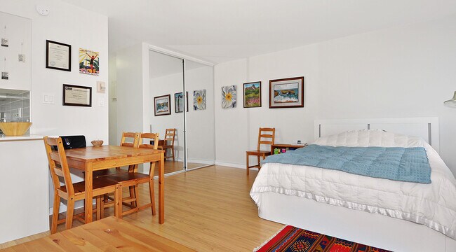 Building Photo - Hollyburn Court