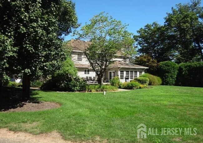 Foto del edificio - 246 Fresh Ponds Rd
