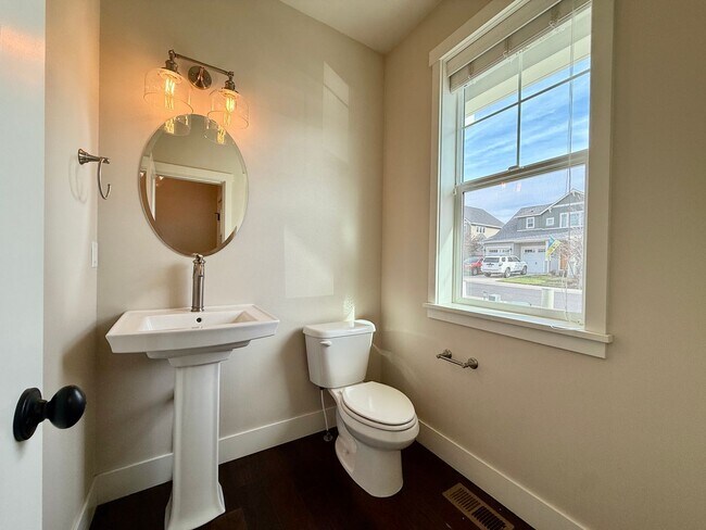 Foto del edificio - GORGEOUS OPEN LAYOUT HOME IN OLD FARM DISTRICT!