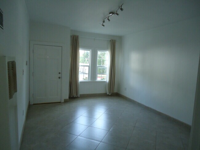 Building Photo - 1055 N Martel Ave