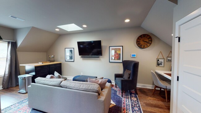 Building Photo - Cozy Fully Furnished Edgehill Apartment- A...