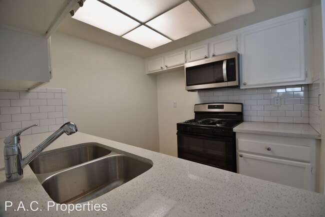 Building Photo - 1 br, 1 bath Apartment - 15007 Burbank Blv...