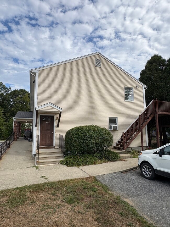 Building Photo - 14 Fairway Dr