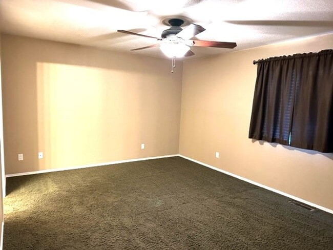 Building Photo - 3 bedroom 2 bath home in Spring Creek with...