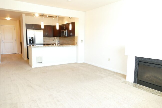 Foto del edificio - Light and Bright Top Floor 1 Bedroom + Den...