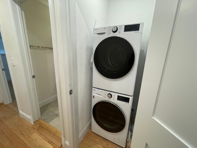 Building Photo - 95 Phillips St