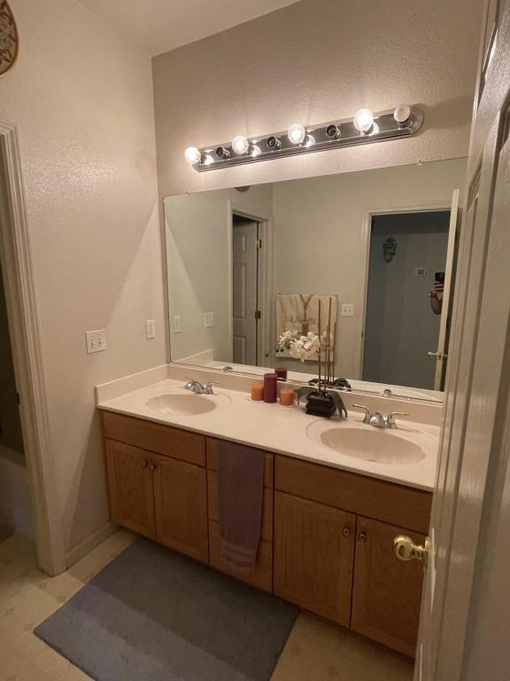 Foto del edificio - 1605 Bay Meadow Ln