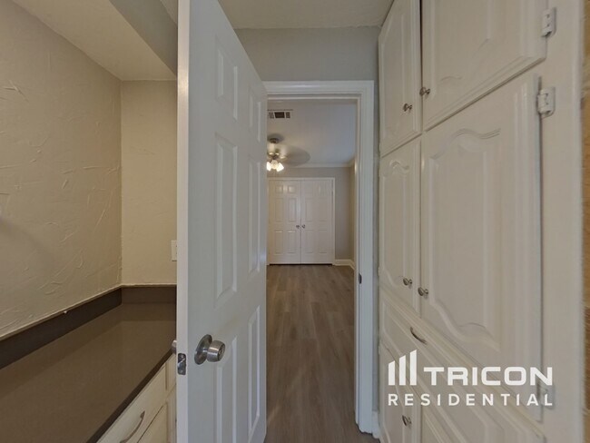 Foto del edificio - 7724 Grassland Dr