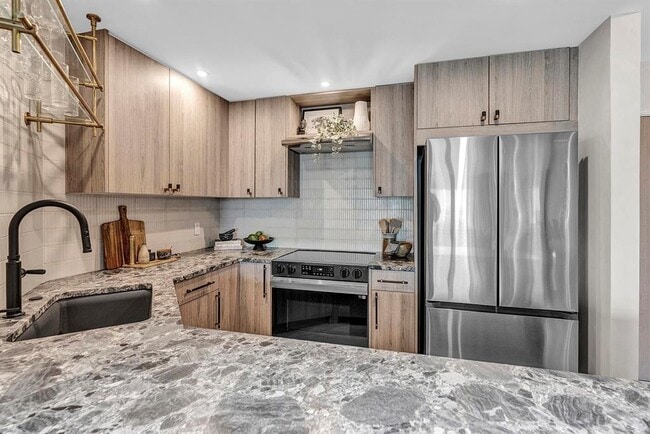 Building Photo - 340 Sunset Dr