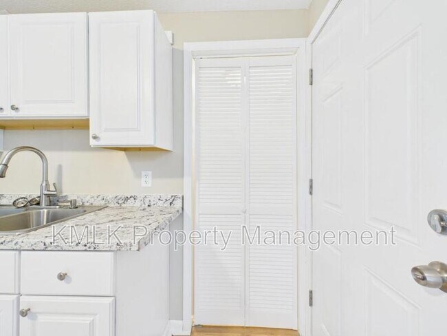 Foto del edificio - 9042 Maple Grove Rd