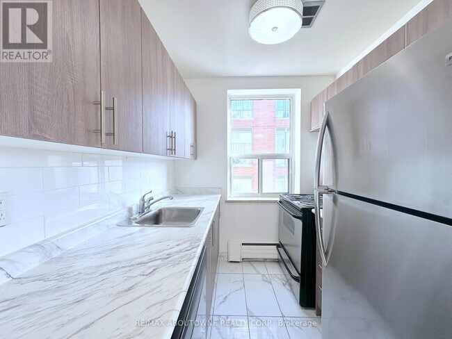 Building Photo - 276 St Clair Ave W