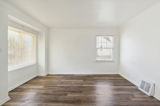 Building Photo - Remodeled 4B 1B Home $1,275