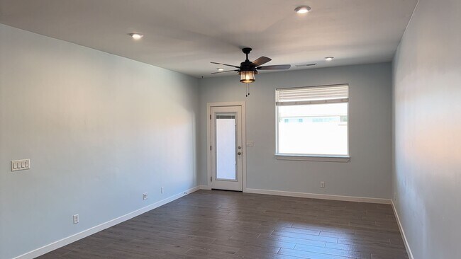 Foto del edificio - Modern 3 Bedroom Home with Spacious Layout!
