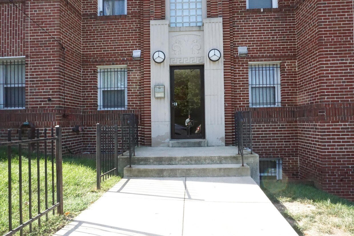 Primary Photo - 1800 28th St SE