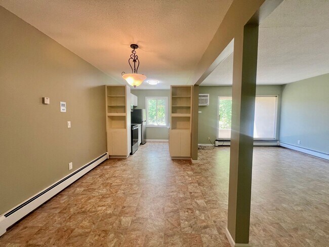Foto del edificio - 1 Bedroom, 1 Bathroom Apartment In Desirable Location!