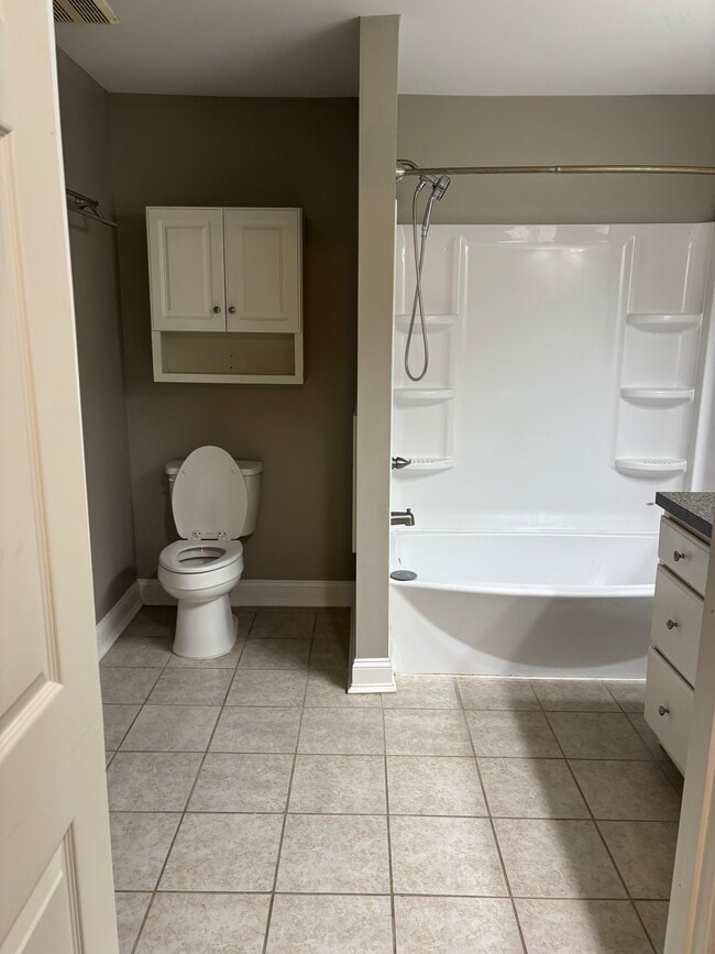 Large bathroom - 1920 Crest Hollow Dr
