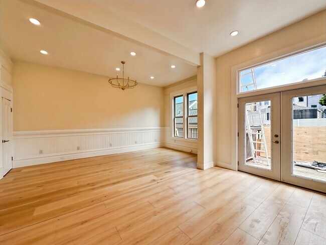 Building Photo - Top-Floor, Remodeled 5BR/2.5BA Victorian Flat, Pet Friendly, Steps from Alamo Square