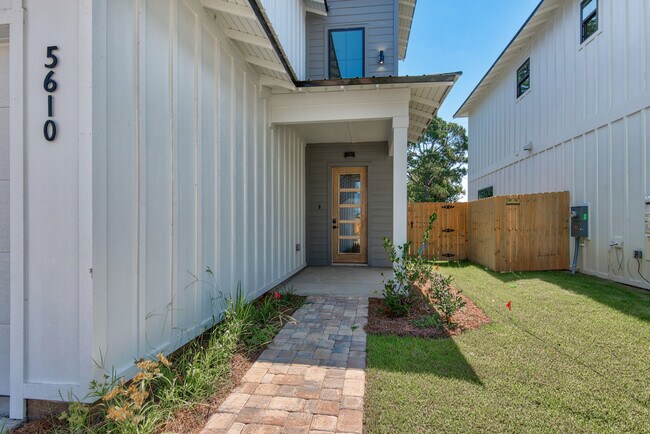 Building Photo - 5610 Pelican Pl