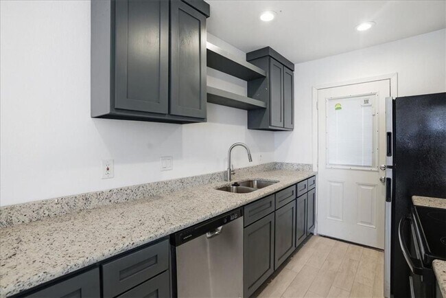 Building Photo - Upscale, Fully Remodeled 1 Bed / 1 Bath – Modern Living
