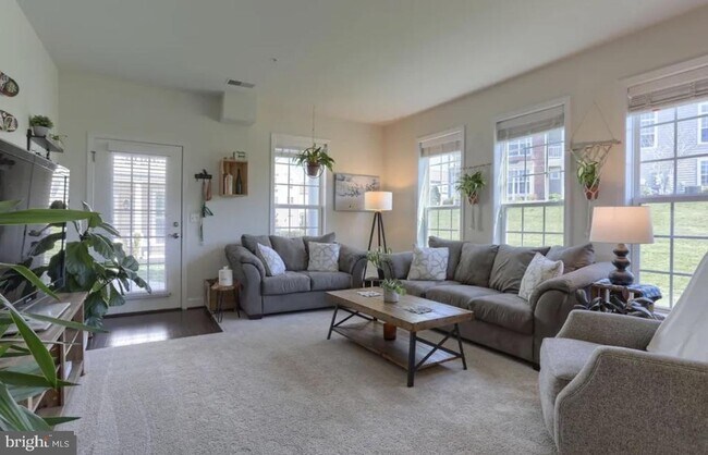 Foto del edificio - 670 Whitetail Dr