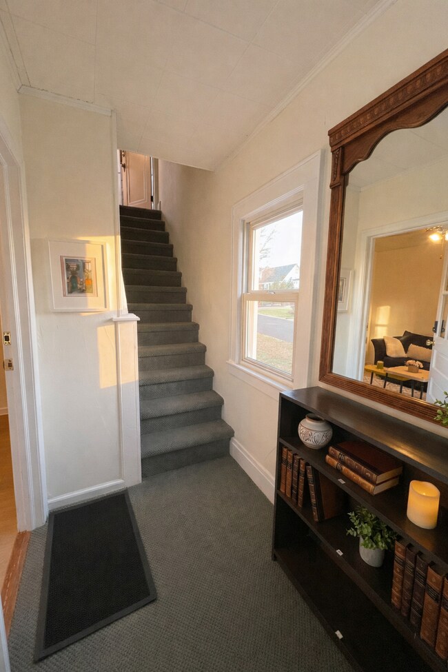 Escalera a la unidad 2/F - 131 Livingston Ave