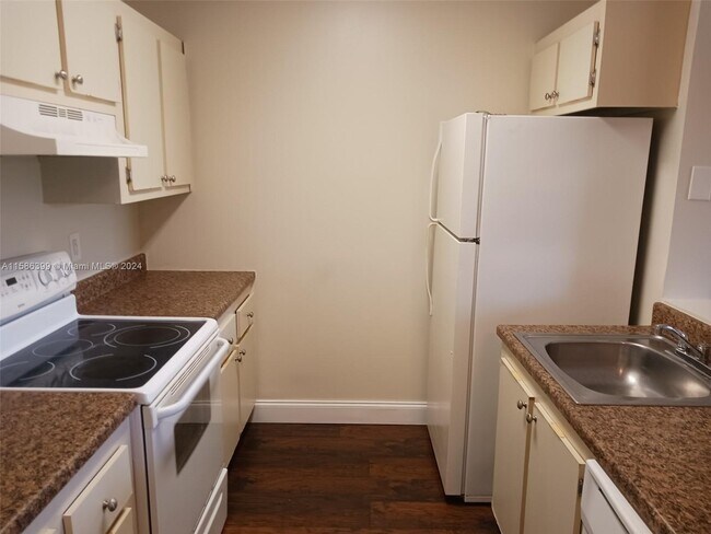 Building Photo - 1534 Meadows Cir W