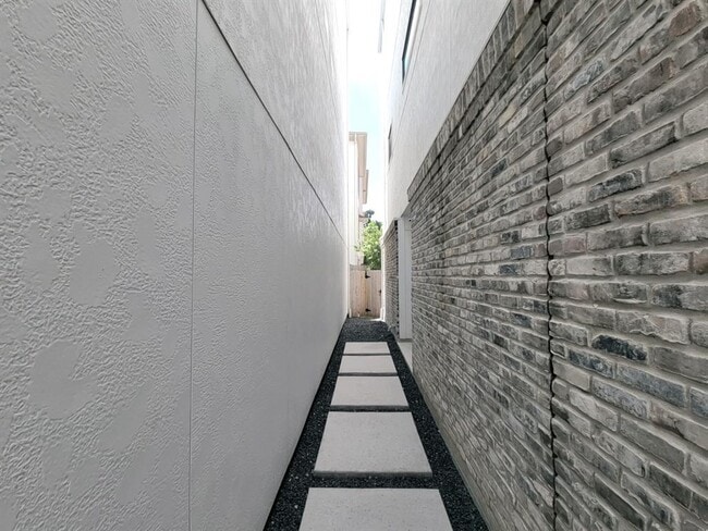 Building Photo - 5709A Larkin St