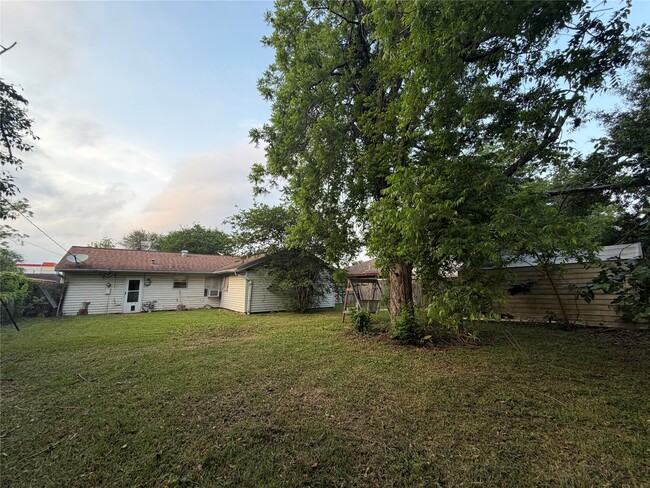 Building Photo - 8602 Glenlea St