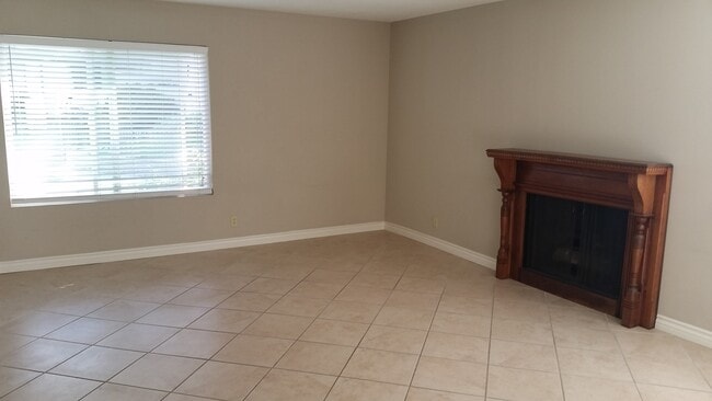Building Photo - Great location in Westlake Village!