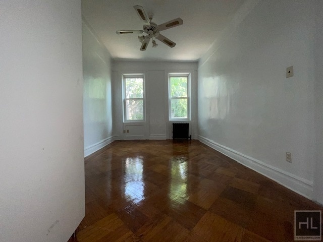 Building Photo - Spacious Railroad 4-bedroom apt in a 2 Fam...