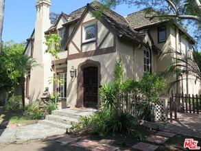 Building Photo - 802 Cloverdale Ave