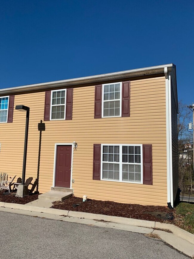 Building Photo - 10 Station Ln NE