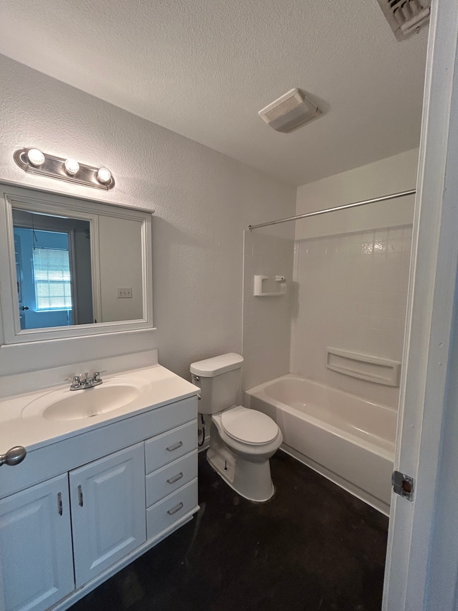 Building Photo - Loy Duplex