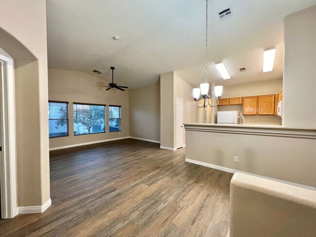 Building Photo - BEAUTIFUL 2BD/2BA SOUTHEAST