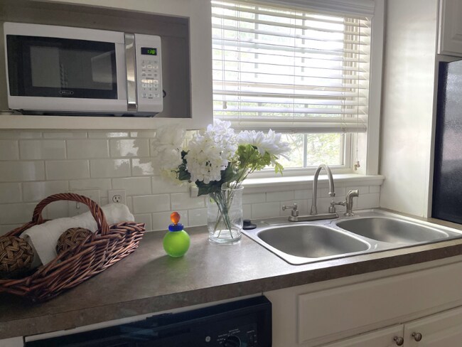 Foto del edificio - 529 Whitham Ave